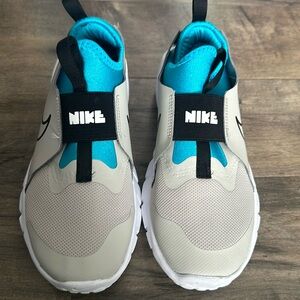 Very good Used condition Nike Flex runner slip on Size 5.5 Big Kid